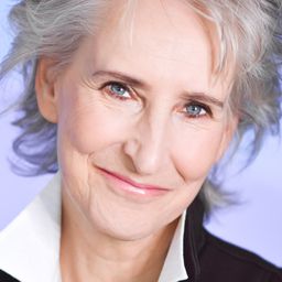 Lynn Whyte 飾演 Ella