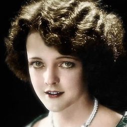 Blanche Mehaffey 飾演 Girl on Pier