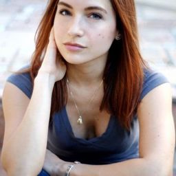 Brooke Vallone 飾演 Mia