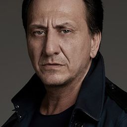 厄茲古爾·歐贊 飾演 Servet