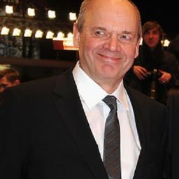 Declan Donnellan 飾演 Self