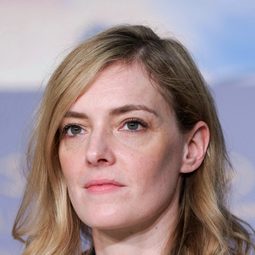 Kate Moran - 隨性女孩演員 飾演Invitée dîner