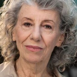 Lucélia Machiavelli 飾演 Vó Adelaide