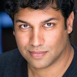 Richard Regan Paul 飾演 Sanjay