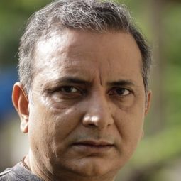 Mukesh Bhatt 飾演 Khurshid Lala
