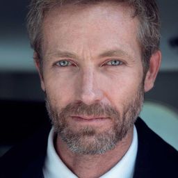 Martijn Kuiper 飾演 Asaltante fuerte