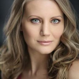 Tatyana Forrest 飾演 Zoe Kieslowska