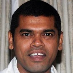 Siddharth Jadhav 飾演 West Indies