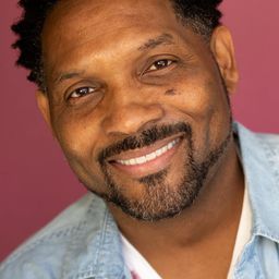 Timothy Starks - 赤色疑雲演員 飾演Guard #1