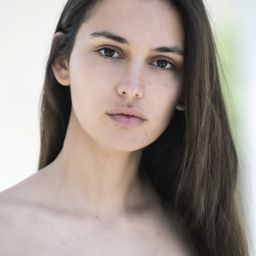 Viola Sofia Betti 飾演 Anna