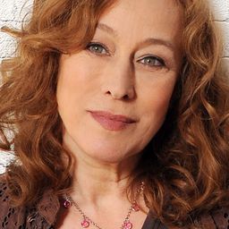 Marie Tifo 飾演 Suzanne