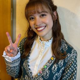 鈴野 まや 飾演 