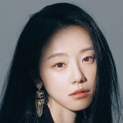 李時媛 - 緊急迫降演員 飾演In-seon