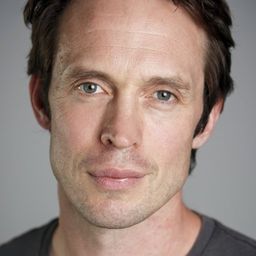 Stephen Phillips 飾演 Phil