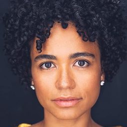 Lauren Ridloff 飾演 Makkari