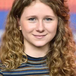 Martha Sofie Wallstrøm Hansen 飾演 Freja