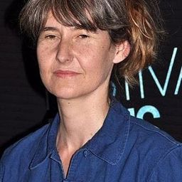 Laetitia Masson 飾演 Cigarette Girl