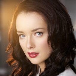 艾莉·麥唐納 飾演 Meghan Hillridge