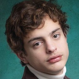 Lorenzo Ferro 飾演 Carlitos