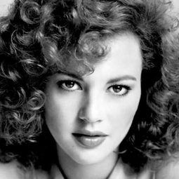 Neith Hunter 飾演 Joanne Galloway