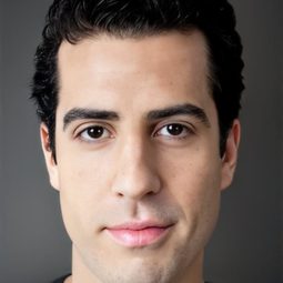 阿里·約爾特庫奧盧 飾演 Koray