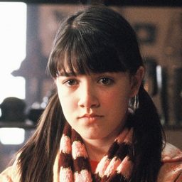 Alice Connor 飾演 Sarah