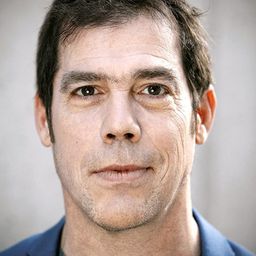 Álvaro Escobar 飾演 Fernando