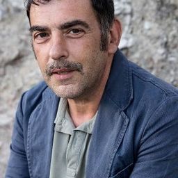 Claudio Collovà 飾演 