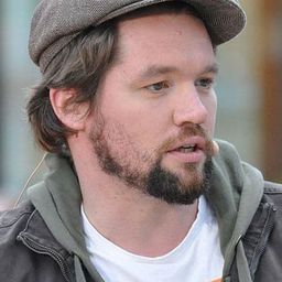 Juha-Pekka Mikkola 飾演 Aikuinen Eetu / vakooja