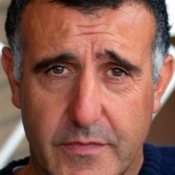 Sandro Ghiani 飾演 Controllore sul treno