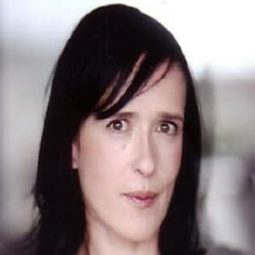 Cécile Reigher 飾演 La serveuse