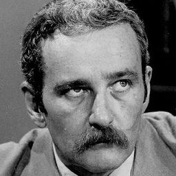 Carlos Kroeber 飾演 Aureliano