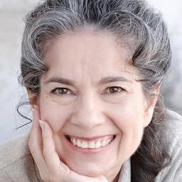 Annie Kitral 飾演 Administrator