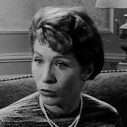 Yvette Etiévant 飾演 Lina Bell