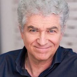 Gioele Dix 飾演 Daniele Leonardi