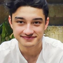 Michael Olindo 飾演 Arya