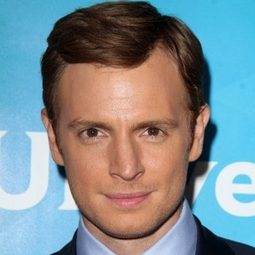 尼克·戈爾弗斯 - 迷失巨聲演員 飾演Bruce Johnston