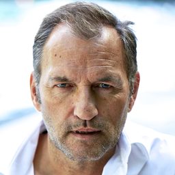 Mark Kuhn 飾演 Kurt Brecht