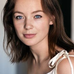 Amalia Holm Bjelke 飾演 Kathy