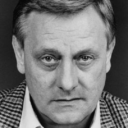 Janusz Bukowski - 藩籬演員 飾演Pallbearer (uncredited)