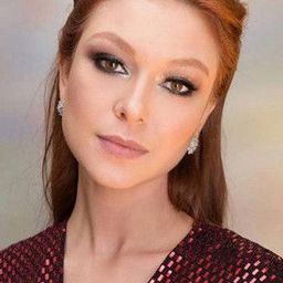 黛·梅斯奇塔 飾演 Ester Bezerra