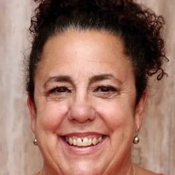 瑪西亞·德波尼斯 飾演 Mindy Stein