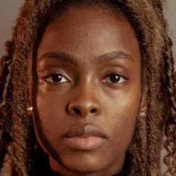 露比·阿庫布茲 飾演 Ini