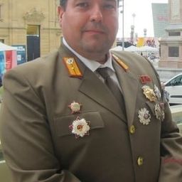 Alejandro Cao de Benós 飾演 Self