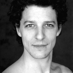 Johannes Stepanek 飾演 Captain