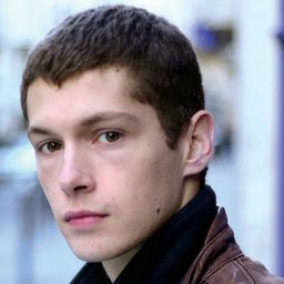 Cyril Descours 飾演 Eugène Harden