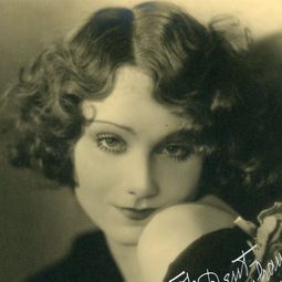 Barbara Leonard 飾演 Toinette