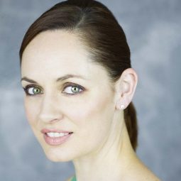 Jennifer Gibson 飾演 Rich Divorcee