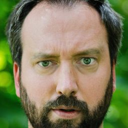 Tom Green 飾演 Barry
