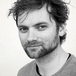 Morten Svartveit 飾演 Snekkeren